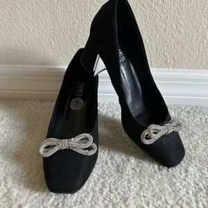 Jones New York Black Velvet Chunky Heels Women’s 7 Silver Studded Bow Formal